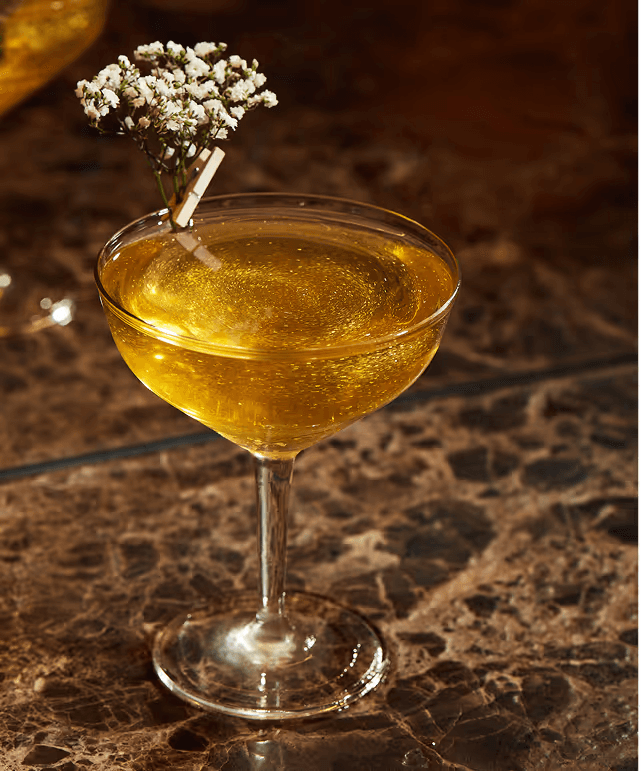 Die Cicchetteria der GIGI Trattoria: stilvoller Nebenraum mit dekorativen Fliesen, heller Holzbar, gemütlichen Sitzplätzen und mediterraner Atmosphäre – ideal für Aperitivo und kleine Gerichte.