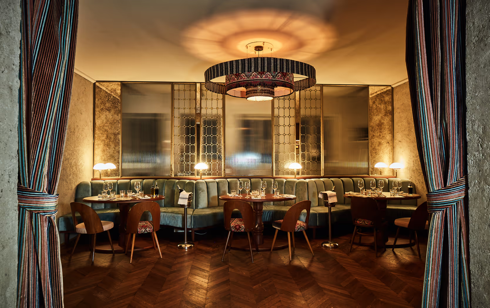 Das Separee Citronella im GIGI Restaurant: stilvoller Raum mit floraler Zitronen-Decke, warmem Licht, rosafarbenem Samtsofa und eleganter Atmosphäre für private Dinner.