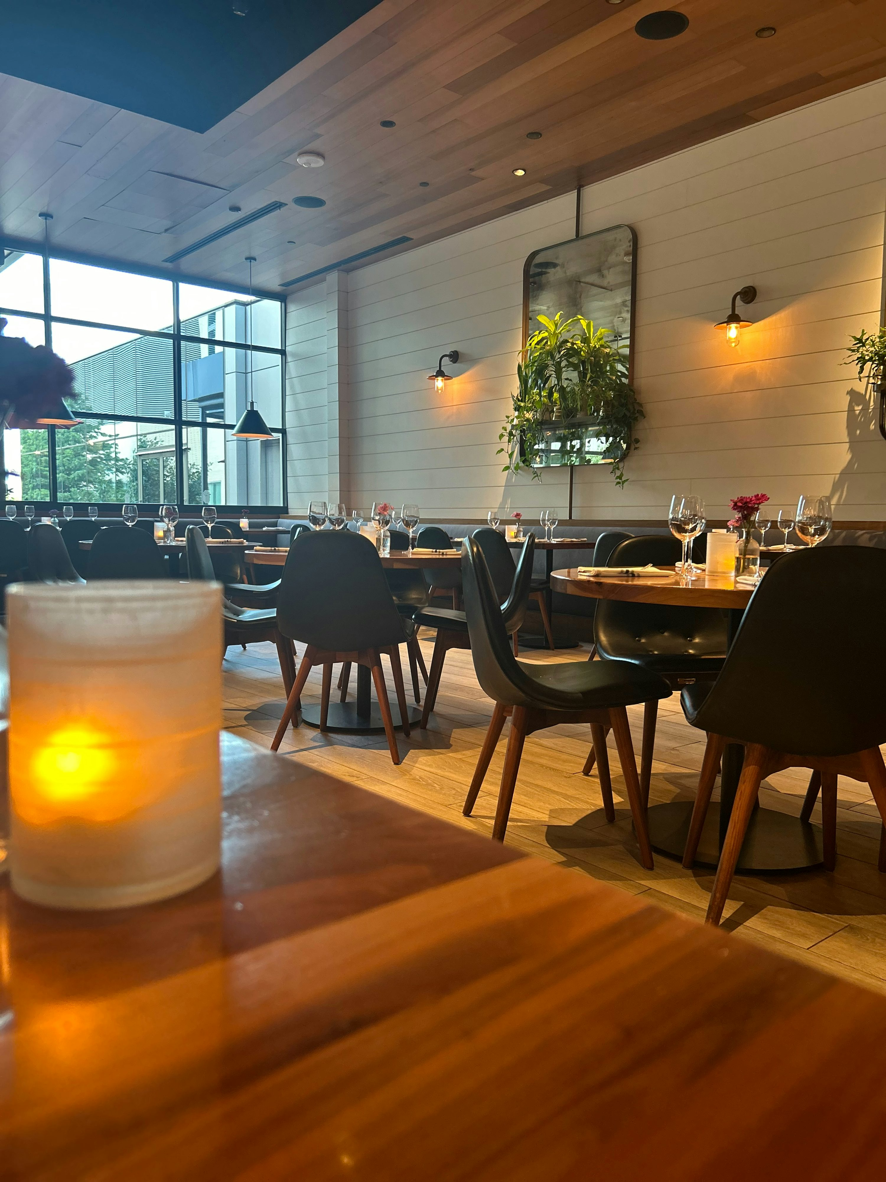 Detailaufnahme der stilvollen Bar im GIGI Restaurant mit Marmortheke, hohen Barhockern, Zitrusfrüchten, Glaswaren und edler Ausstattung – mediterrane Eleganz trifft auf italienische Barkultur.