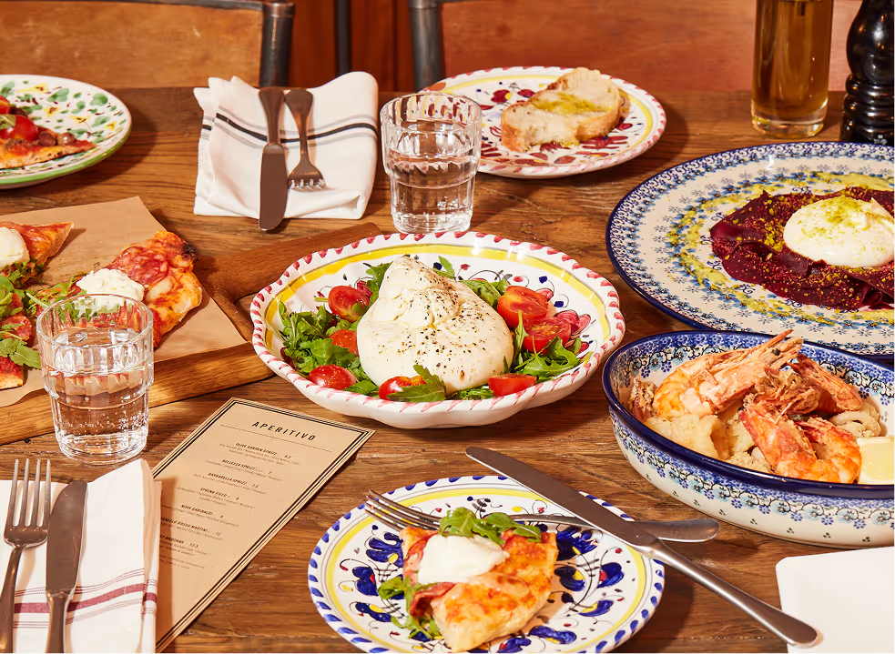 Detailaufnahme der stilvollen Bar im GIGI Restaurant mit Marmortheke, hohen Barhockern, Zitrusfrüchten, Glaswaren und edler Ausstattung – mediterrane Eleganz trifft auf italienische Barkultur.