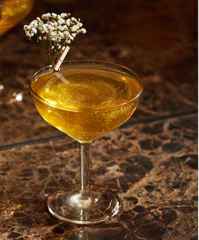 Die Cicchetteria der GIGI Trattoria: stilvoller Nebenraum mit dekorativen Fliesen, heller Holzbar, gemütlichen Sitzplätzen und mediterraner Atmosphäre – ideal für Aperitivo und kleine Gerichte.