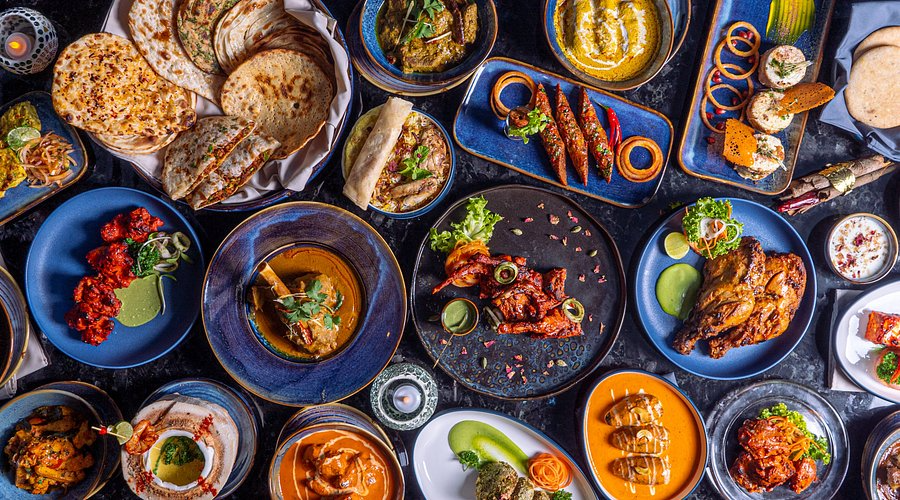 Die Cicchetteria der Taj Mahal Trattoria: stilvoller Nebenraum mit dekorativen Fliesen, heller Holzbar, gemütlichen Sitzplätzen und mediterraner Atmosphäre – ideal für Aperitivo und kleine Gerichte.